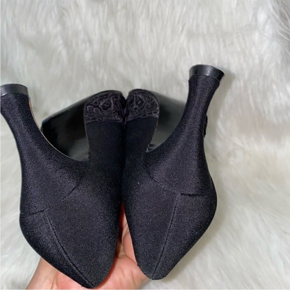 Vintage Stuart Weitzman Black Silk and Lace pumps, size 7 - Picture 6 of 9